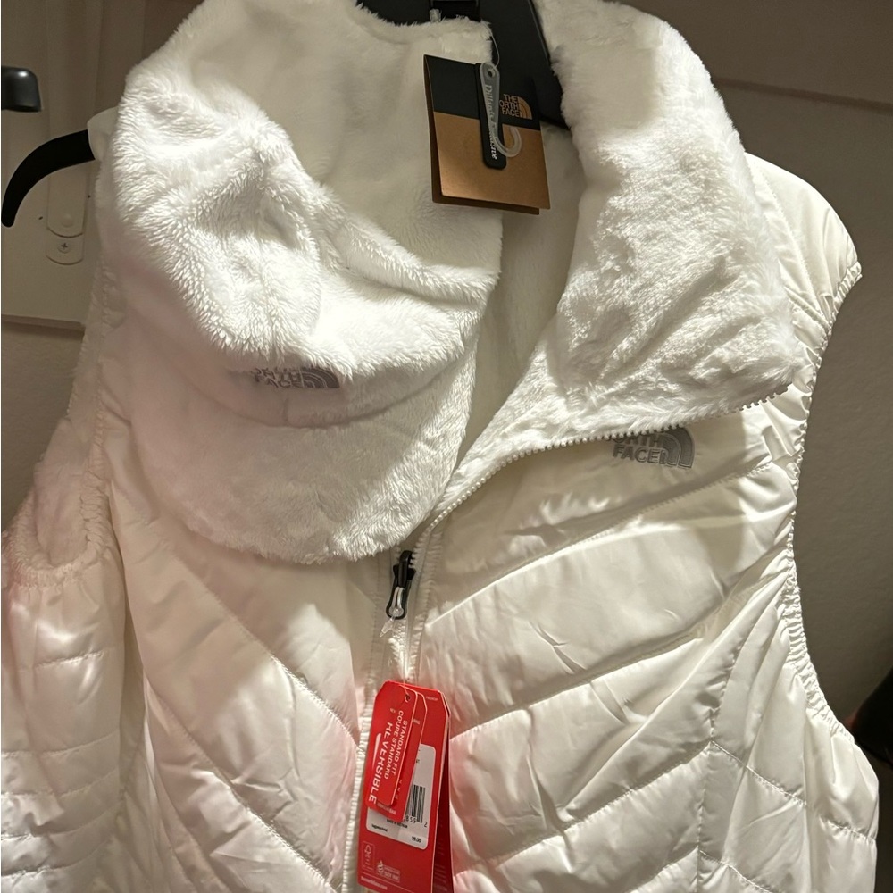 Brand New North Face Vest with two North Face Hats!!๐ค๐ค - Picture 12 of 12